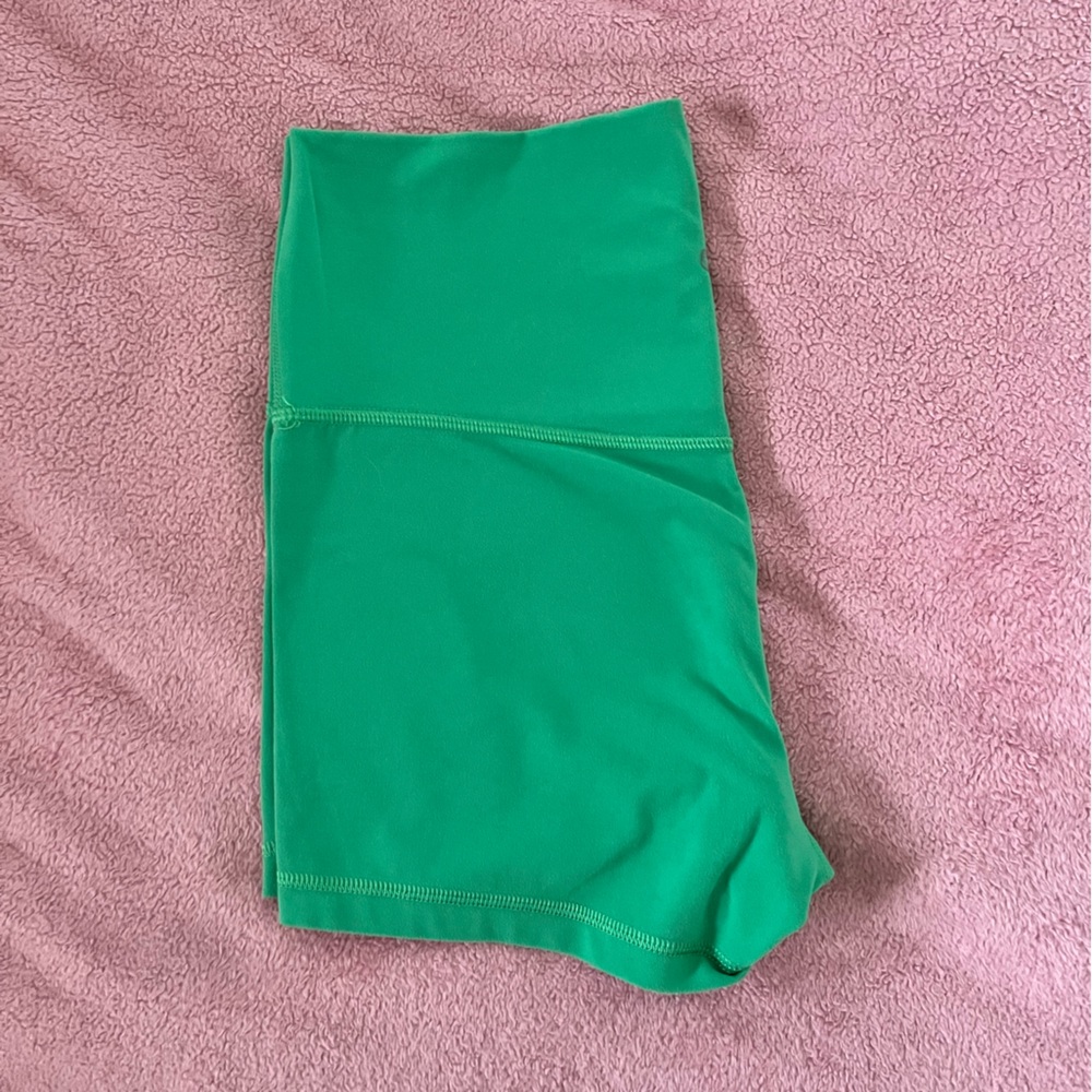 ARITZIA- Butter Cheeky Hi-Rise 3 inch Shorts - Picture 5 of 7